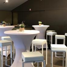 Ontvangstopstelling met hoge tafels en barkrukken