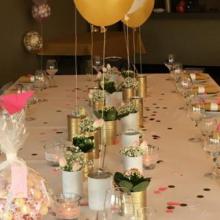 Lange gedekte tafel voor een familiefeest