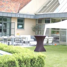 Binnenplaats met terrasopstelling bij Vennehoeve