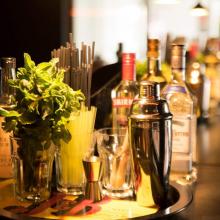 Cocktailmateriaal en verse kruiden bij de Black Box Bar