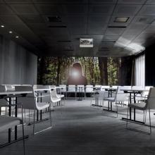 Vergaderzaal met projectie en flexibele tafels