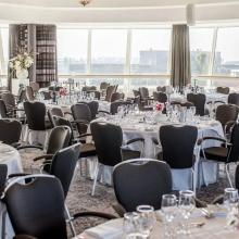 Diamond met ronde tafels voor een diner