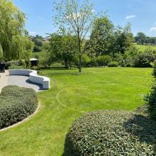 Terras en groene tuin met uitzicht op de omgeving