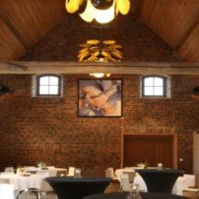 De Schuur met houten dakgebinte en receptietafels