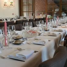 De Koestal met lange gedekte tafels