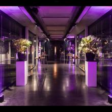 Glazen paviljoen met verlichte receptieopstelling