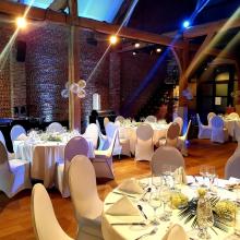 Hof van Boeres met ronde feesttafels onder houten gebinten