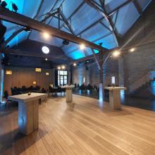 Zaal van Hof van Boeres met receptietafels en blauwe sfeerverlichting