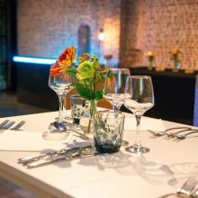 Gedekte tafel met bloemen bij Hof van Boeres