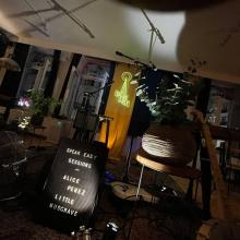 Muziekhoek met microfoons bij de ramen van KFK Hope