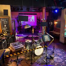 Concertplek met drumstel en podiumverlichting bij KFK Hope
