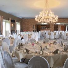 Feestzaal van De Hooiopper met gedekte ronde tafels