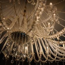 Detail van de kroonluchter in de feestzaal