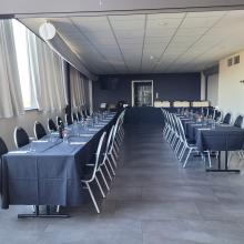 Haspengouw ingericht met lange vergadertafels