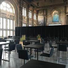Zaal AthenA ingericht met hoge tafels en zitplaatsen