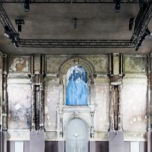 Historische zaalwand met het blauwe allegorische kunstwerk