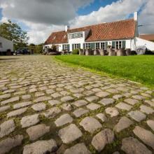 Landelijke gebouwen en binnenkoer van Casale del Vino