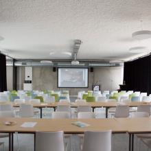 Eventruimte Beatrice met presentatiescherm en zitplaatsen