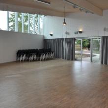 Zaal 1 met open vloer en toegang tot de terrastuin