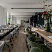 Vernieuwde eetruimte van Het Brughuis met gedekte tafels