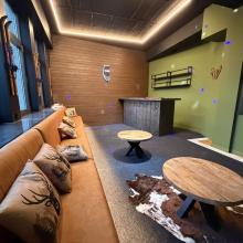 Privé-karaokekamer met houten wanden en zitbank