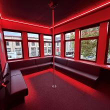 Rode privé-karaokekamer met uitzicht op het stationsplein
