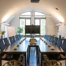 Vergaderruimte met U-opstelling en groot scherm