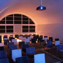 Lege zaal in theateropstelling met projectie