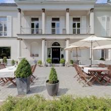 Kasteelgevel met leeg terras en tuin