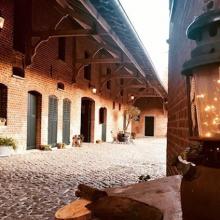 Binnenkoer met historische stenen gevels