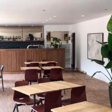 Chaletinterieur met houten tafels en bar, gefotografeerd wandportret geneutraliseerd