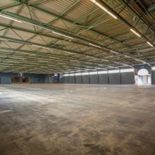 Lege eventhal 3 met open vloer en stalen dakstructuur