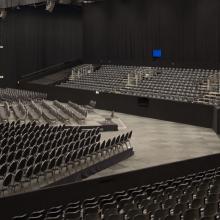 Auditoriumopstelling van Flanders Expo, enkele aanwezige personen verwijderd