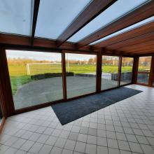 Lichte veranda met zicht op de groene omgeving