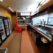 Bar met tapinstallatie, glaswerk en koeling
