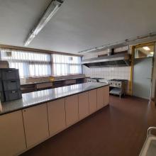 Keuken met werkruimte en kooktoestellen