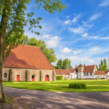 Domein van Hof Ter Doest, met historische schuur en restaurant
