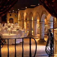 Anatolia, feestzaal met dorpsdecor, bogen en gedekte tafels, personen digitaal verwijderd