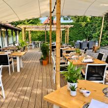 Gedekte tafels op het overdekte terras van De Baenwinning