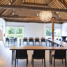 Hof van Coolhem, vergaderruimte met houten gebinte, bestaande personen digitaal verwijderd