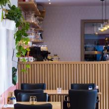 Hof van Coolhem, Eetcafé met houten bar