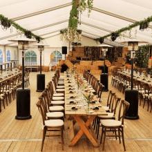 Domein 62, gedekte tafels in de feesttent