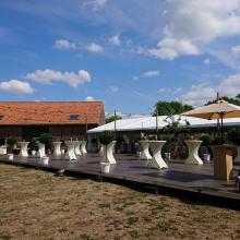 Domein 62, terras met feesttent en hoevegebouw