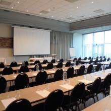 Congresinfrastructuur van Aldhem met vergadertafels