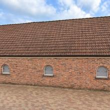 Lange hoevegevel aan de verharde binnenplaats